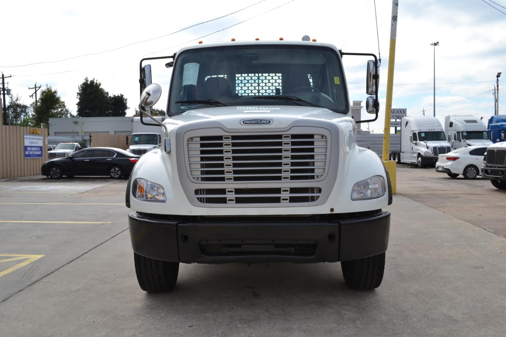 2018 WHITE /BLACK FREIGHTLINER M2-112 with an CUMMINS L9 8.9L 370HP engine, EATON FULLER 10SPD MANUAL transmission, located at 9172 North Fwy, Houston, TX, 77037, (713) 910-6868, 29.887470, -95.411903 - TANDEM AXLE, 56,000LB GVWR , 26FT FLATBED , 96" WIDE, AIR RIDE, RATIO: 3.55 , WB: 270" , DUAL 60 GALLON FUEL TANKS, POWER WINDOWS, LOCKS, & MIRRORS, DIFFERENTIAL LOCK - Photo#1